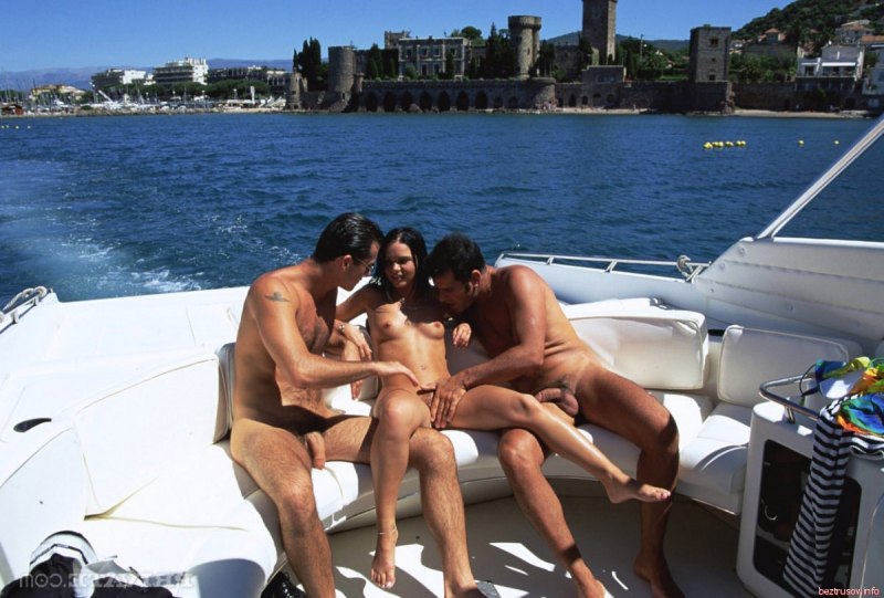 Групповуха с брюнеткой на яхте