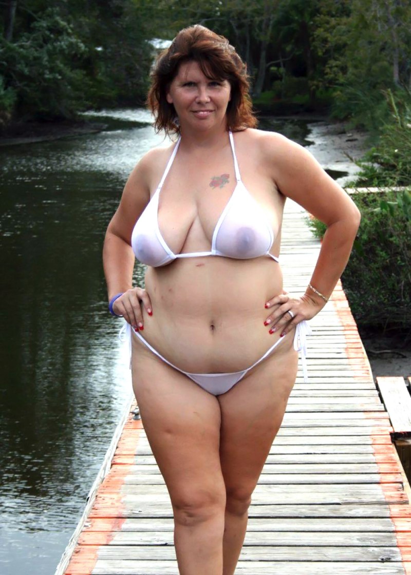 Взрослая женщина топлес