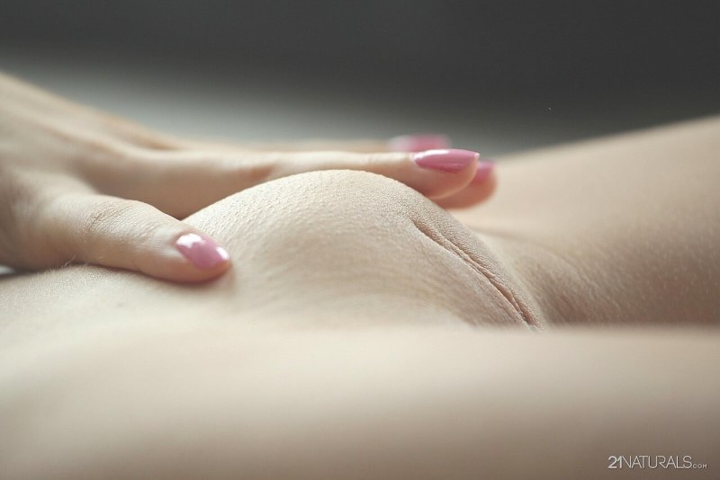 Ню девушка с интимной стрижкой