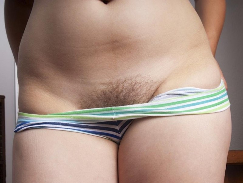 Волосатый лобок в трусах