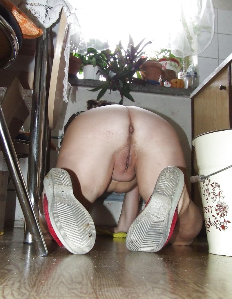 Голые красивые уборщицы