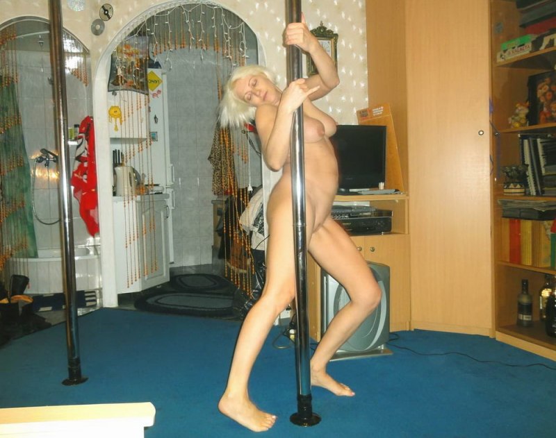 Домашний стриптиз молодой девушки