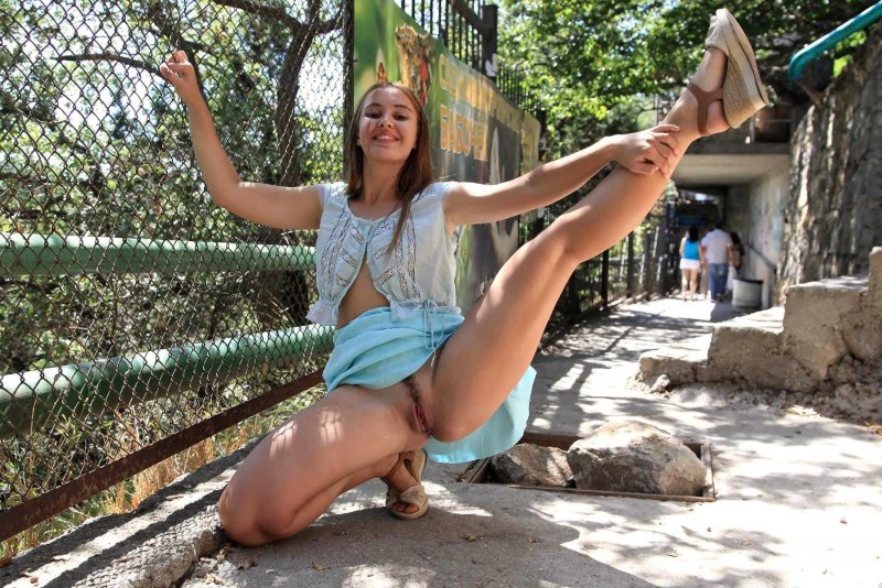 Показала киску на публике