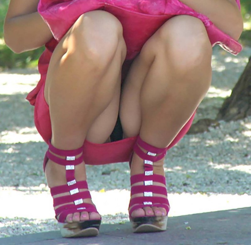 Девушки без трусиков под юбкой