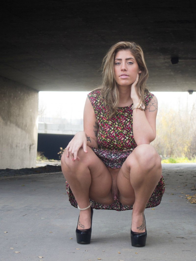 Дамы на корточках без трусов