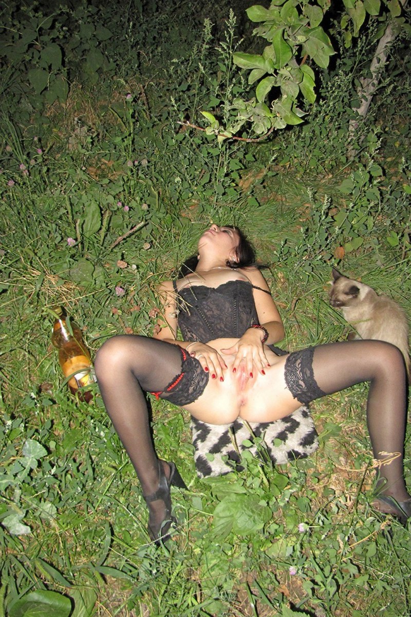 Голые взрослые женщины в кустах