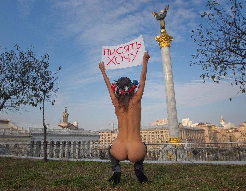 Активистки Femen без трусов