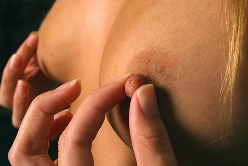 Мужчина трогает голую женщину