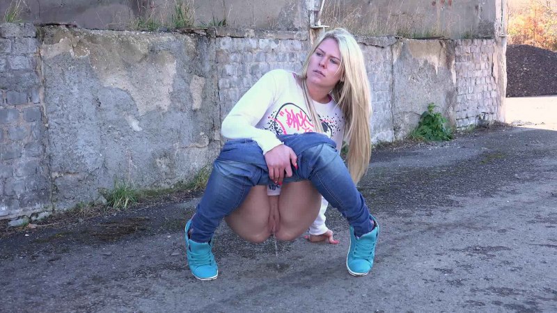 Красивые девушки писинг