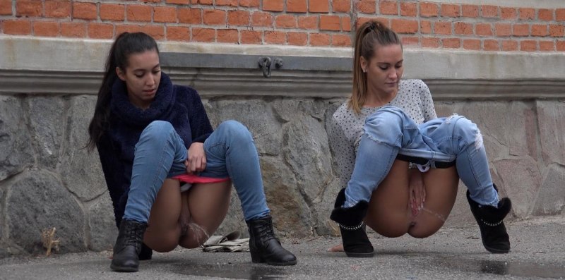 Девушка поссала на улице