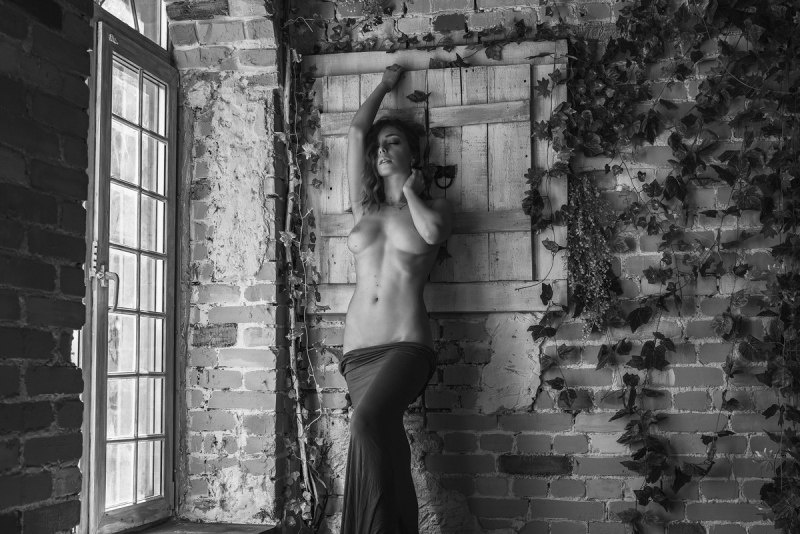 Девушка - фотограф раздевается