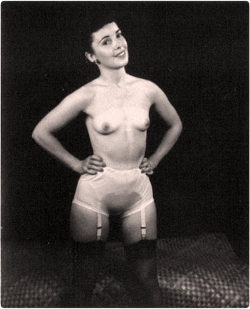 Голые женщины в трусах ретро