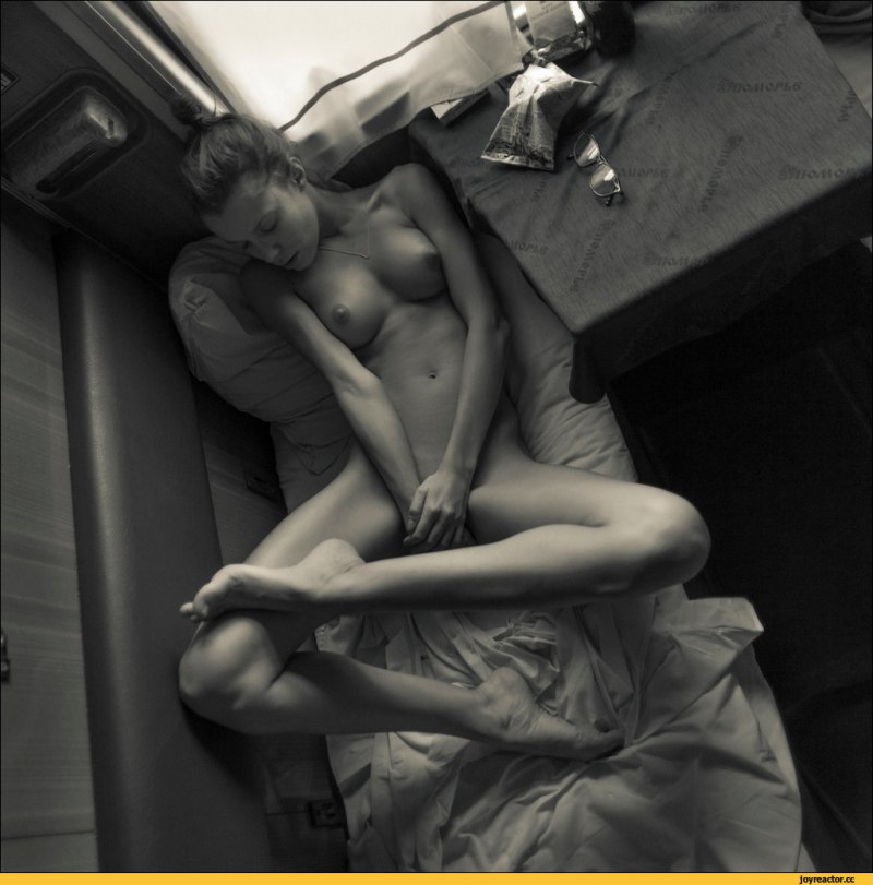 Женщины в электричке голые