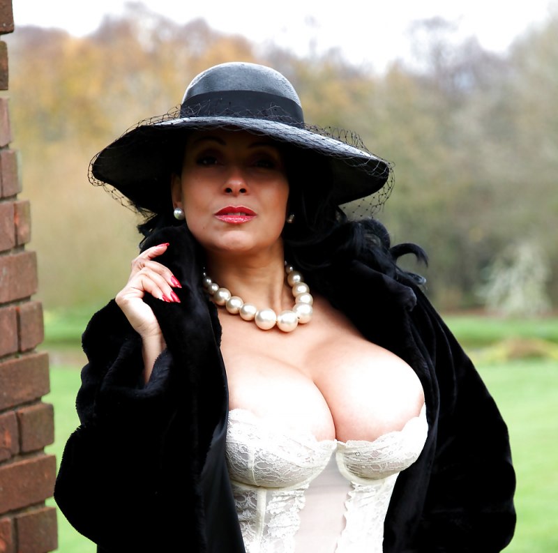 Даника Коллинз ню в шляпе