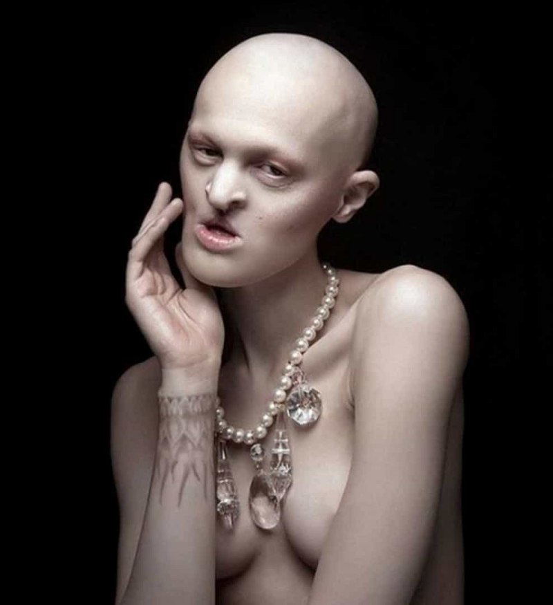 Много голых женских тел