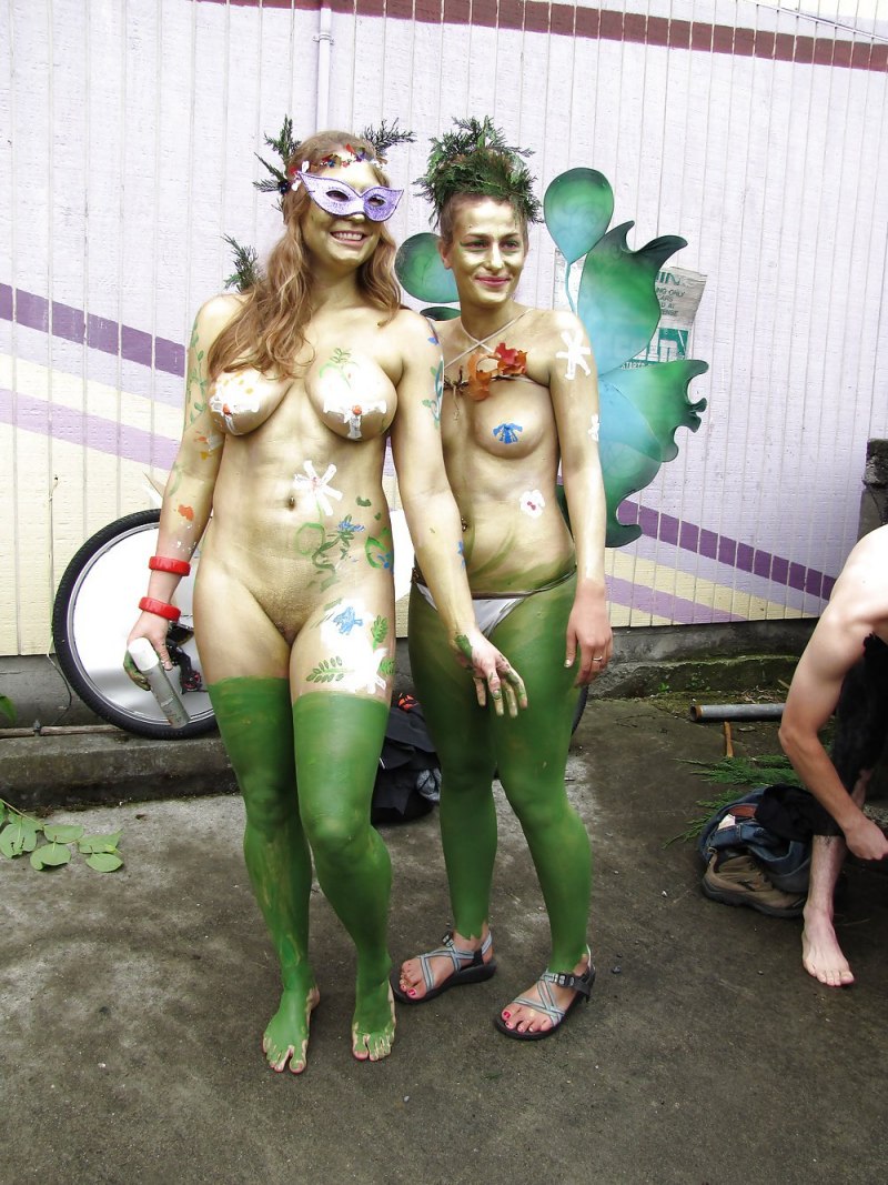 Эротический бодиарт на улице