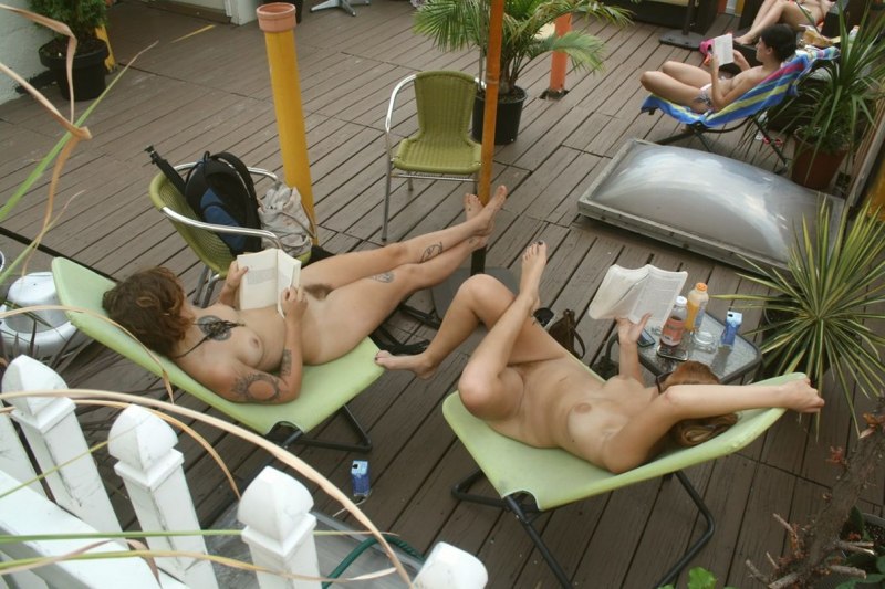 Девушка раздевается на пикнике