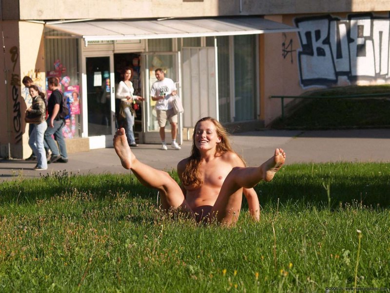 Японки ходят по улицам без трусов