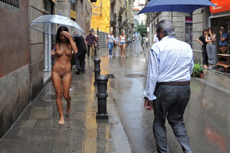 Девушка гуляет голышом по улице