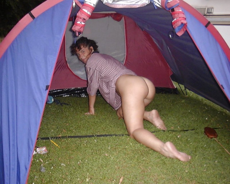 Голые девчонки в палатке