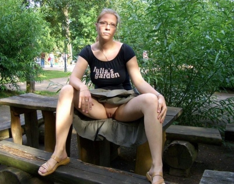 Зрелые без трусов сидя