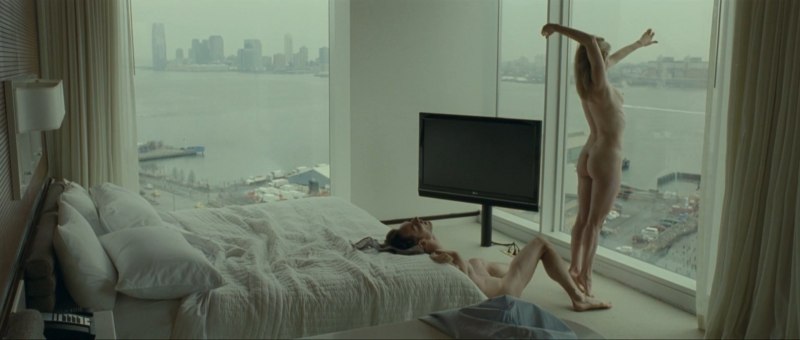 Николь Бахари в фильме стыд грудь