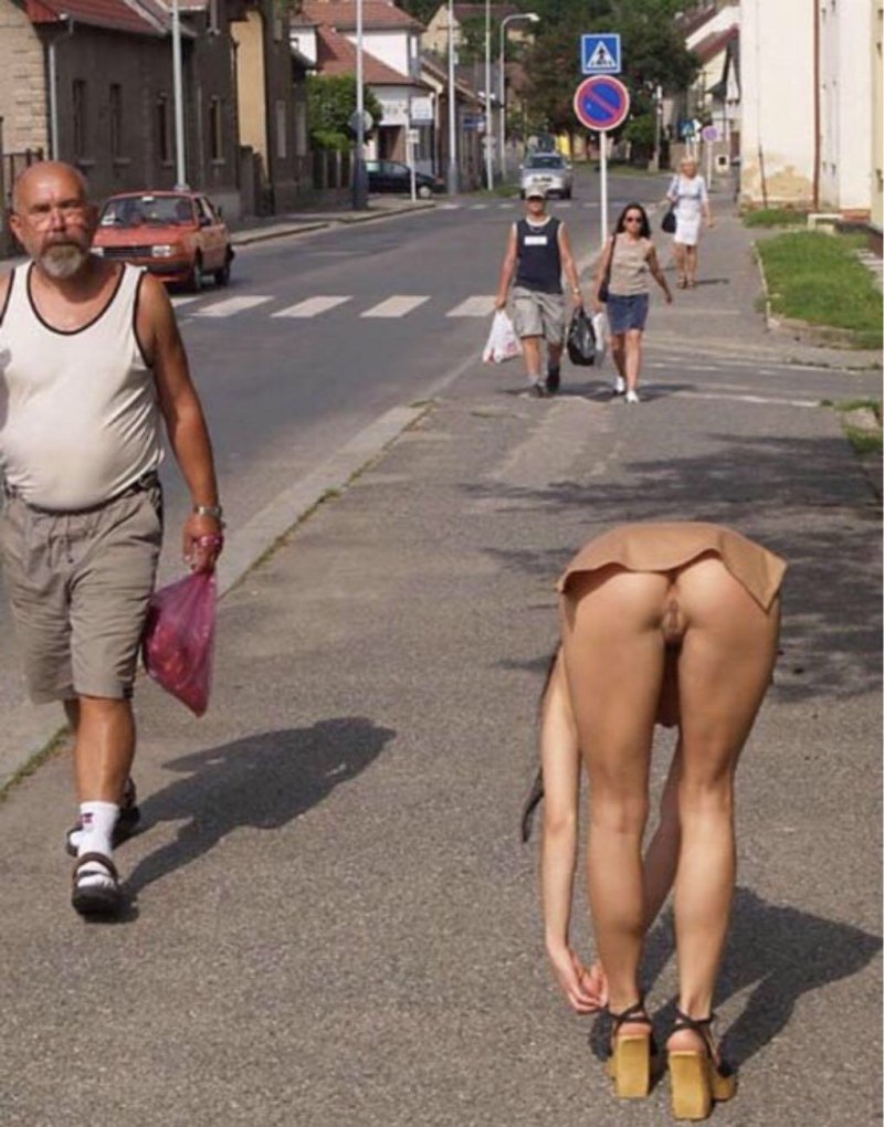 Голые попы в общественных местах