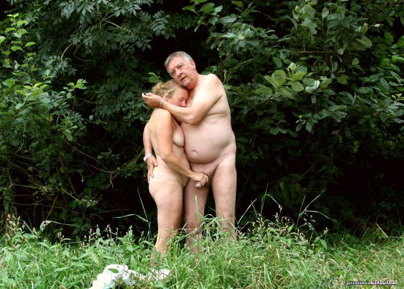 Голые зрелые свингеры на природе