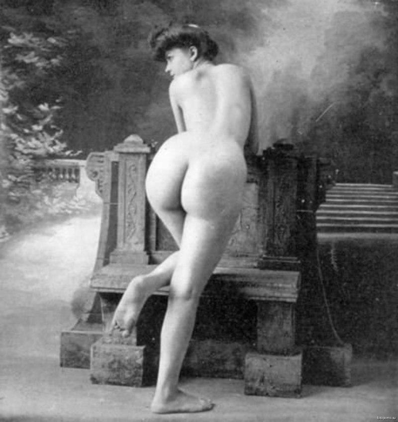 Дама с голым задом ретро