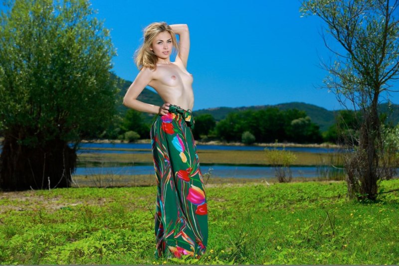 Голые девчонки в сарафанах