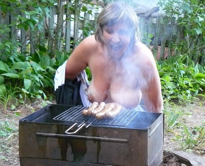 Голая девчонка на шашлыках на даче