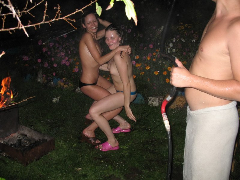 Пьяные голые женщины на природе