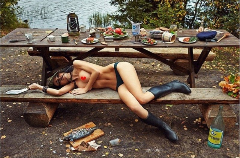 Пьяная женщина голая на шашлыке