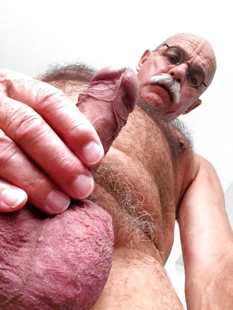 Голый старик с большим