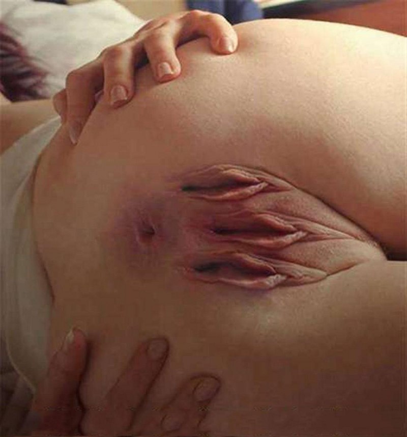 Голые женщины с двумя влагалищами.