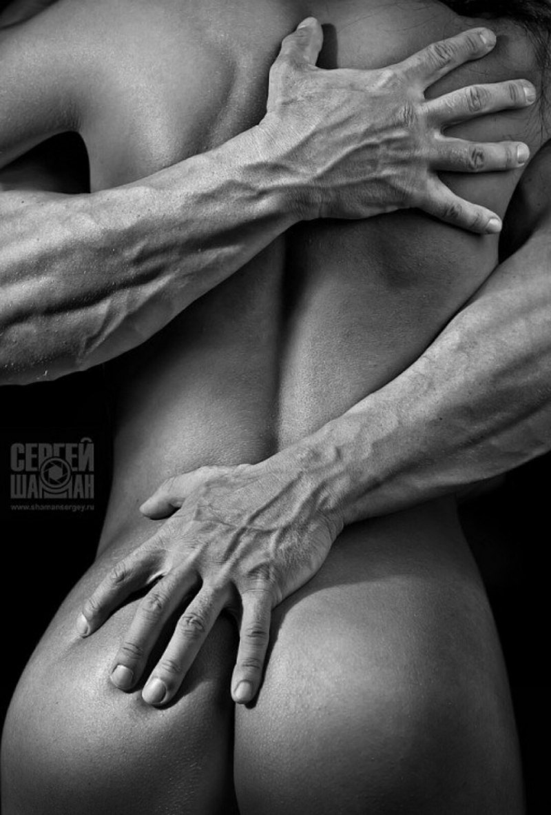 Парень засунул руку в киску