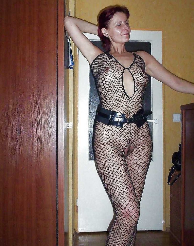 Зрелая жена в эротическом наряде