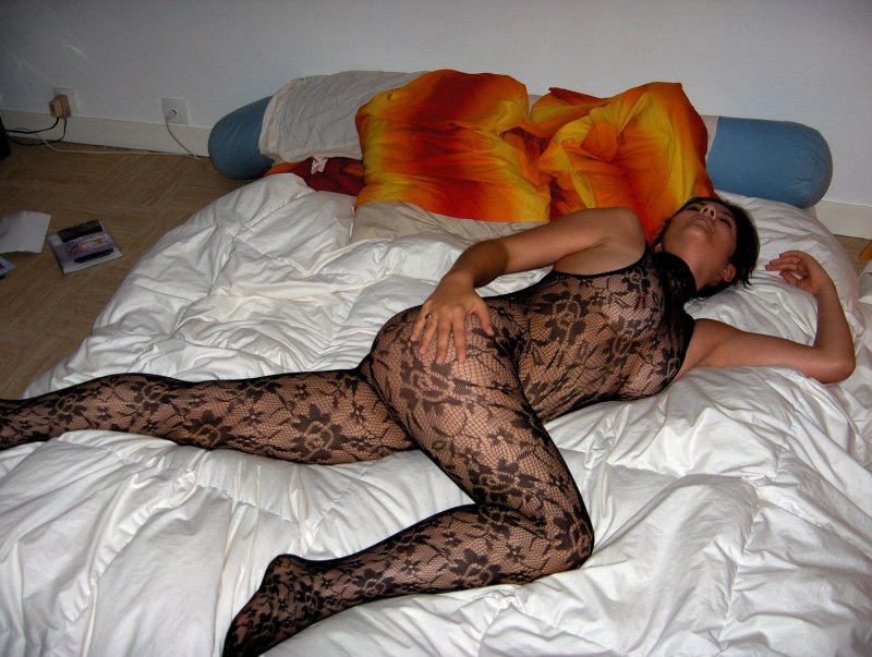 Жена в эротическом костюме домашнее