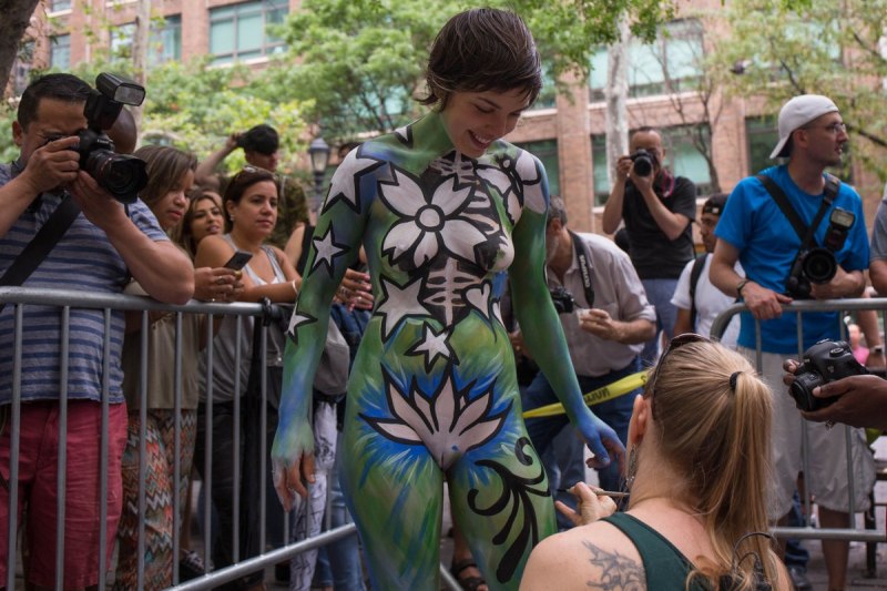 Эротический бодиарт на улице