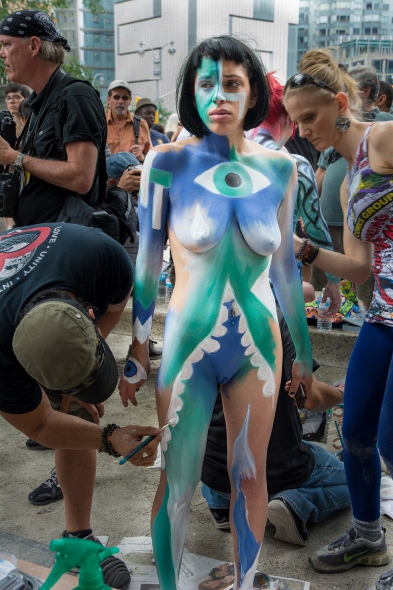 Девушки бодиарт на улице