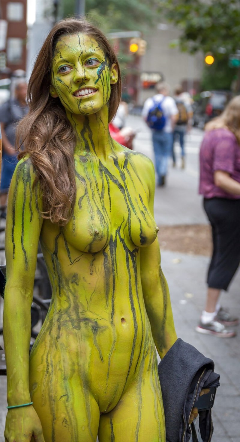 Боди-арт женщины без трусов