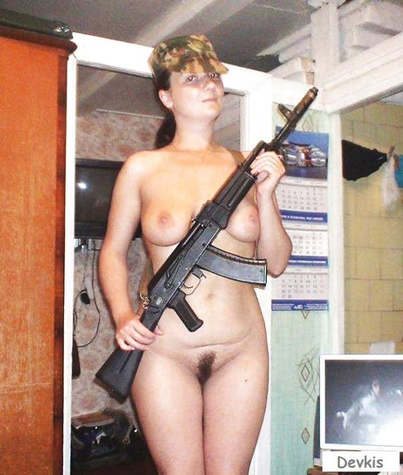 Голые женщины военнослужащие