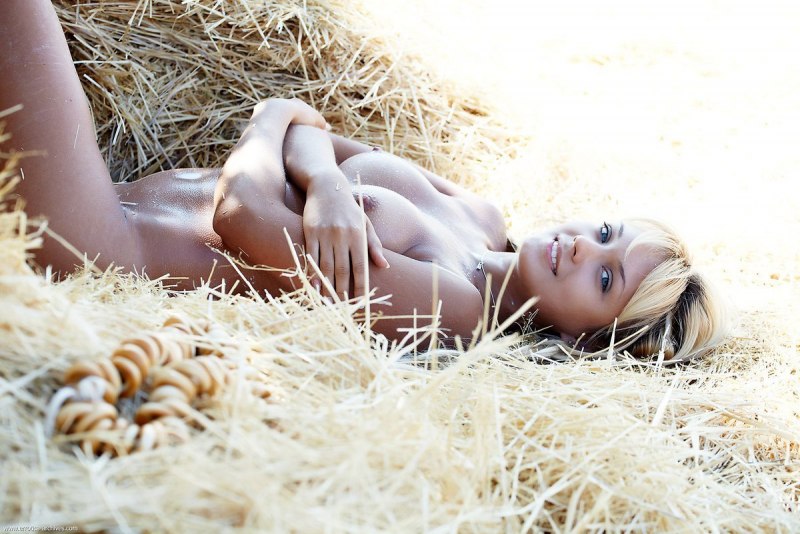 Лада Паглия на сеновале