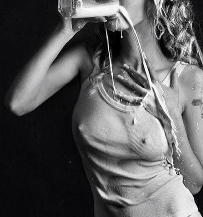 Девушка эротично пьёт молоко