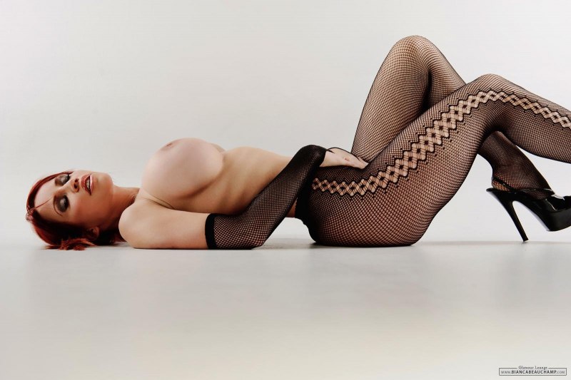 Голые красотки в сеточку