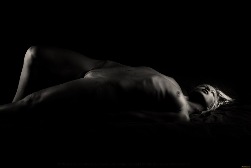 Эротическая фотосессия в темноте