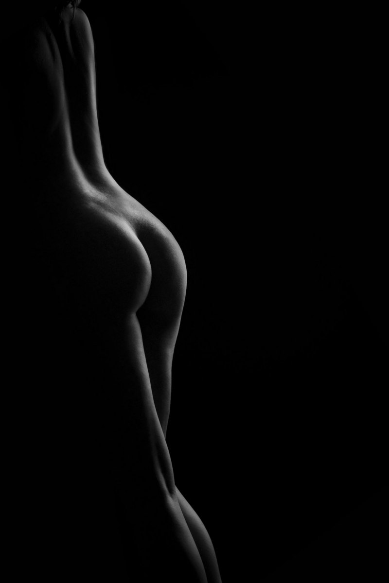 Силуэты голой женщина в темноте