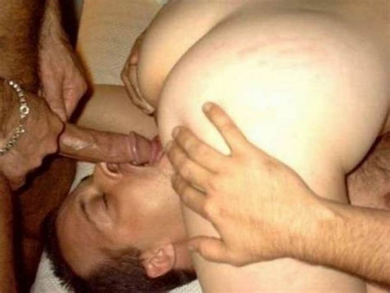 Парень лижет киску зрелой