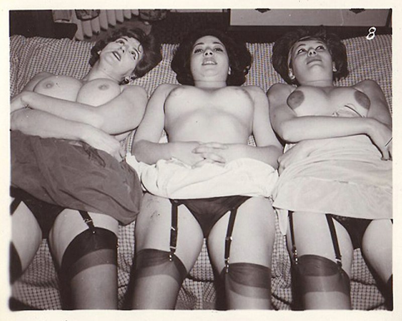 Голые женщины в ретро белье