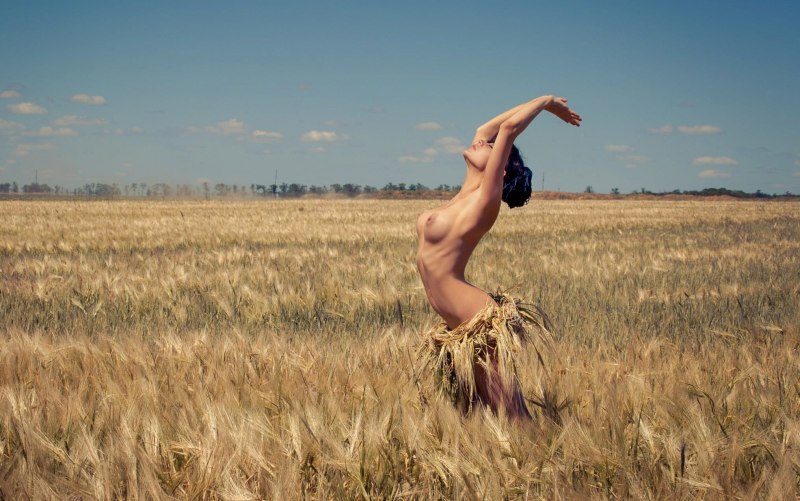 Голые сисястые в поле крупным планом